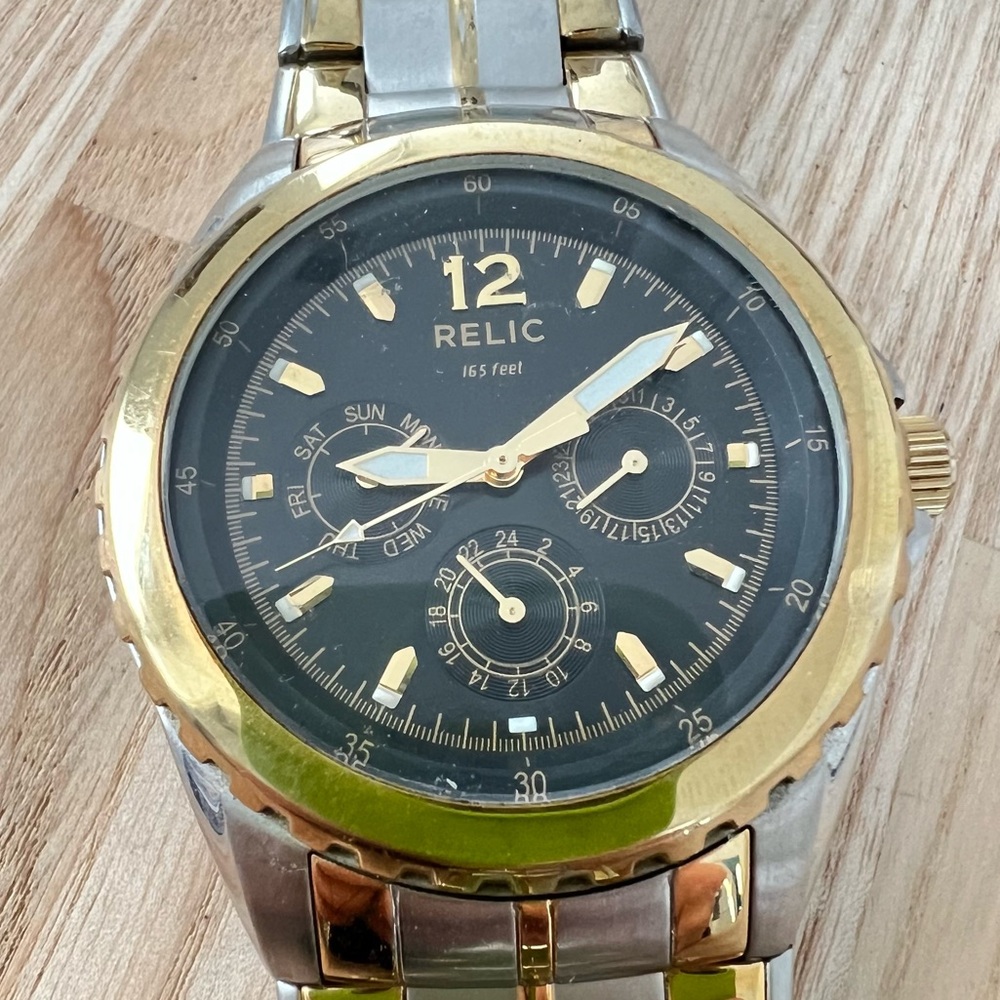 Relic mens black dial two toned watch NEW BATTERY